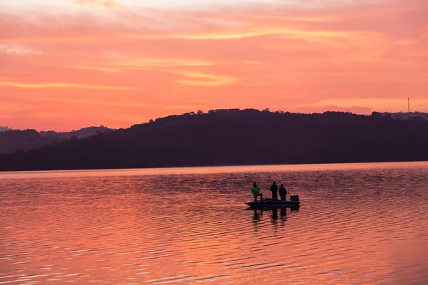 Dawn kleuren dam wateren vissen — Stockfoto