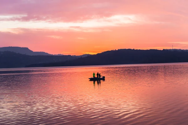 Dawn kleuren dam wateren vissen — Stockfoto