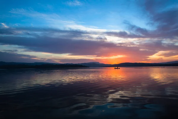 Dawn kleuren dam wateren vissen — Stockfoto