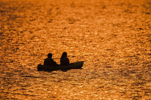 Dawn kleuren dam wateren tieners visserij — Stockfoto