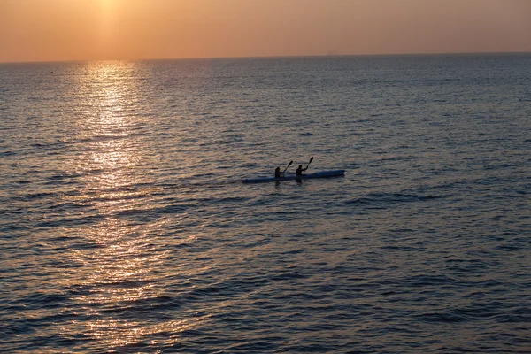 Aube lever du soleil les pagayeurs océan surf-ski — Photo