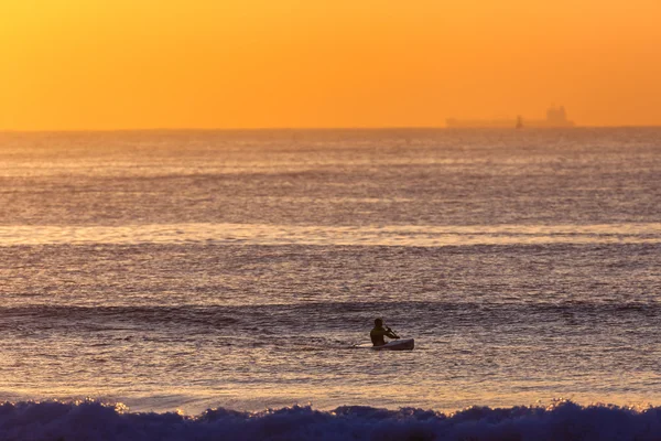 Sole alba nascente canoisti sci surf sull'oceano — Foto Stock