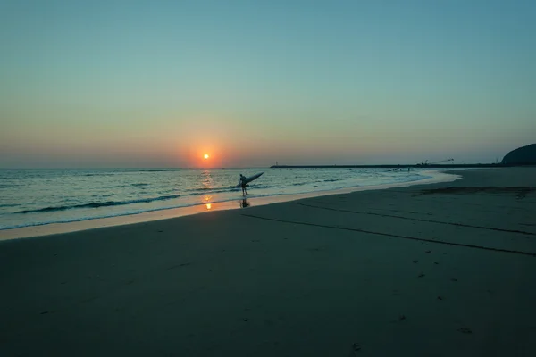 Dawn zon stijgen van ocean surf-ski roeiers — Stockfoto