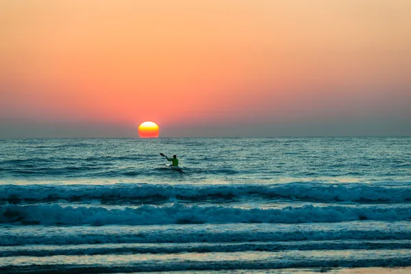 Dawn zon stijgen van ocean surf-ski roeiers — Stockfoto