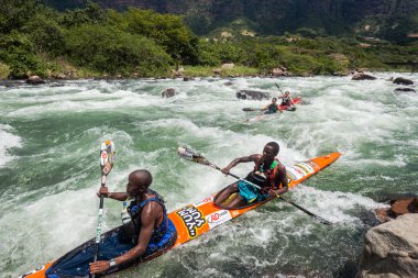 kayalar nehir rapids kırık Kano