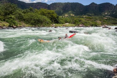 kayalar nehir rapids kırık Kano