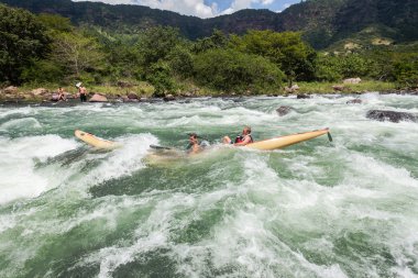 kayalar nehir rapids kırık Kano