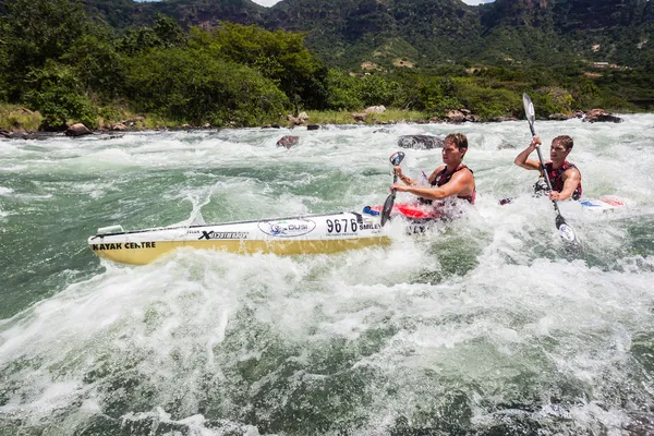 Kajak dusi wyścigu rzeki rapids działania — Zdjęcie stockowe