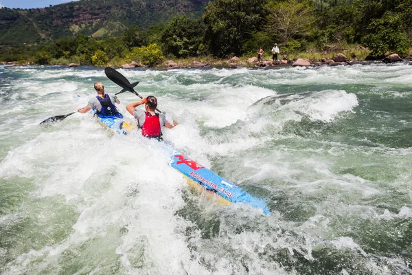 Kajak dusi wyścigu rzeki rapids działania — Zdjęcie stockowe