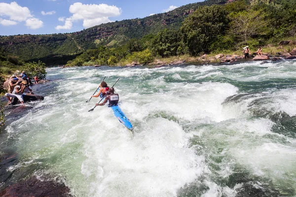 カヌー dusi レース川ラピッズ アクション — ストック写真