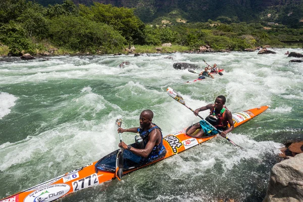 Kánoe rozbité skály řeka rapids — Stock fotografie