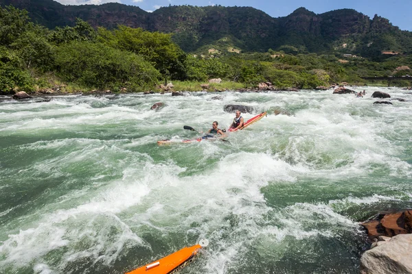 Κανό σπασμένα βράχια ποταμό rapids — Φωτογραφία Αρχείου