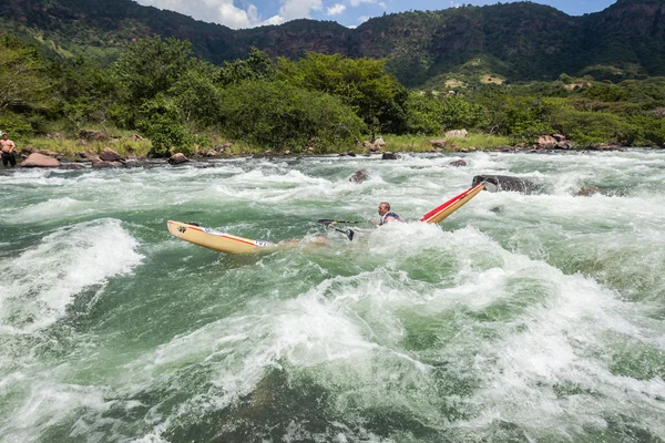 Canoa Rotos Rocas Río Rapids — Foto de Stock