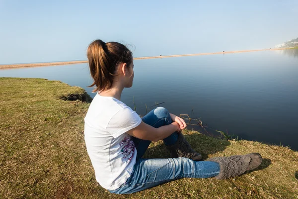 Adolescente niñas relajarse río laguna —  Fotos de Stock
