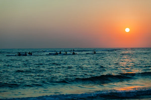 Świcie wschód surfski wioślarzy — Zdjęcie stockowe