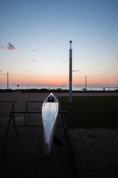 Świcie wschód surfski wioślarzy — Zdjęcie stockowe