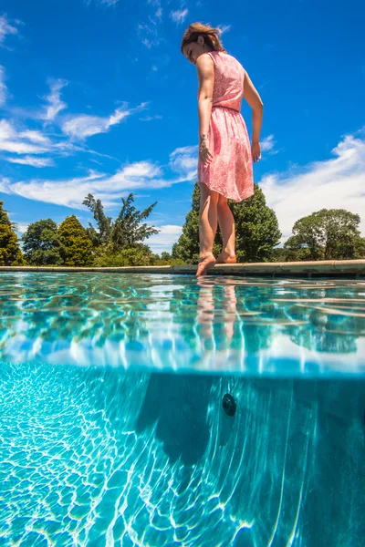 Ragazza piscina test estate — Foto Stock
