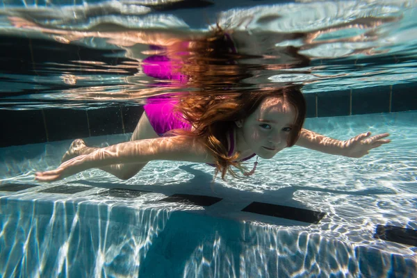 Lány fiatal víz alatti uszoda nyári — Stock Fotó