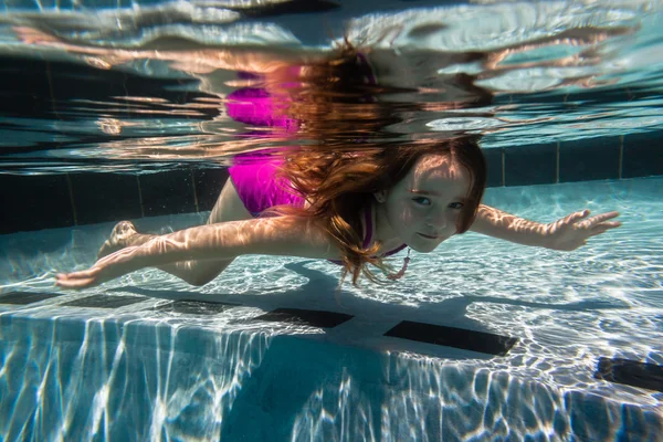 Menina Jovem Piscina Subaquática Verão — Fotografia de Stock