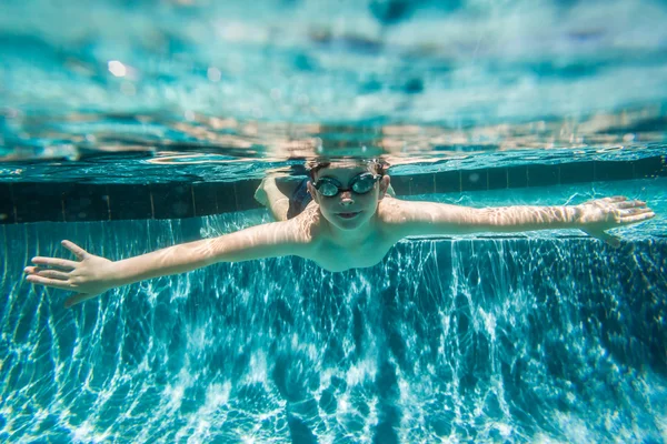 Menino Jovem Piscina Subaquática Verão — Fotografia de Stock