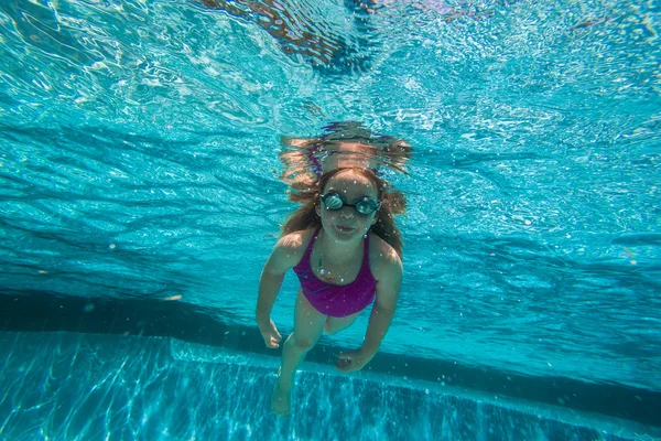 Kız genç sualtı yüzme havuzu yaz — Stok fotoğraf