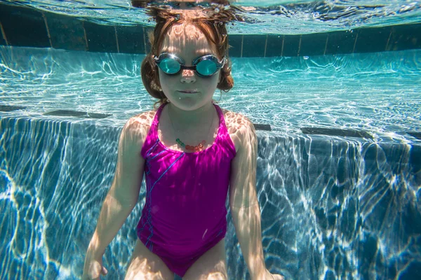 Kız genç sualtı yüzme havuzu yaz — Stok fotoğraf
