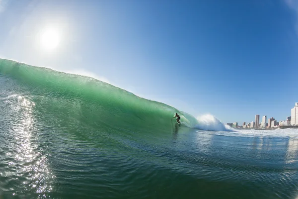サーフィン波の管に乗って水のアクション — ストック写真