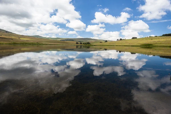 Lake Summer Nuvem Reflexões azuis — Fotografia de Stock
