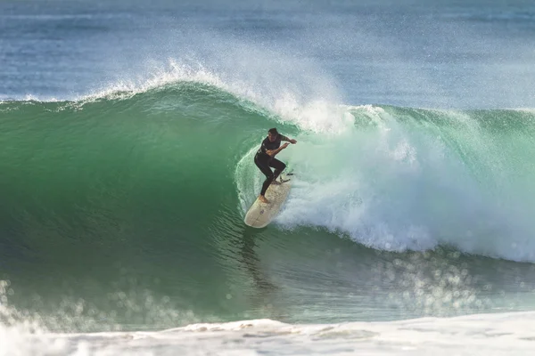 Surfer ridning vågor — Stockfoto