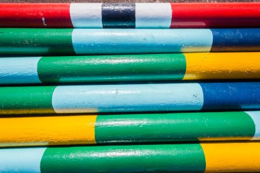 renkler boyalı ahşap direkleri