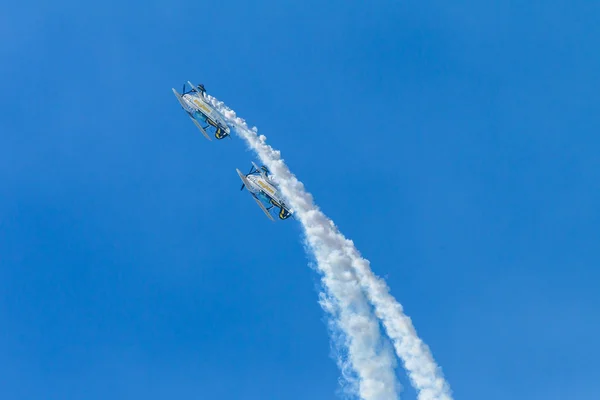 Vliegtuigen dubbeldekkers acrobatiek — Stockfoto