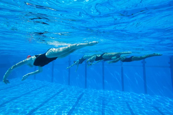 Synchronized Swimming Underwater Girls — Stock Photo, Image