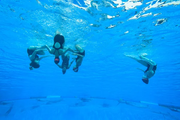 Ragazze nuoto sincronizzato — Foto Stock