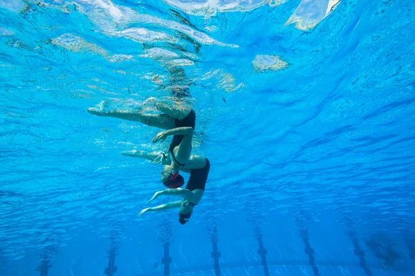 Ragazze nuoto sincronizzato — Foto Stock