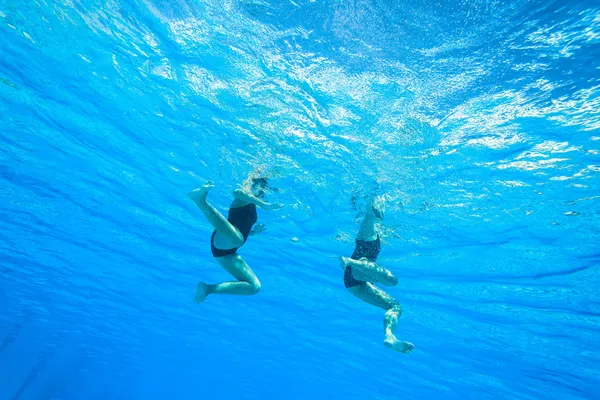 Ragazze nuoto sincronizzato — Foto Stock