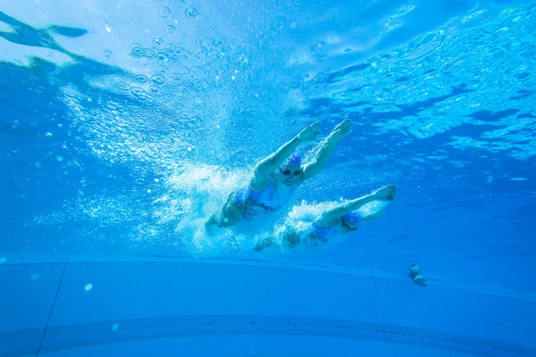 Ragazze nuoto sincronizzato — Foto Stock