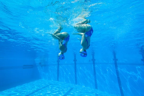 Filles de natation synchronisées — Photo