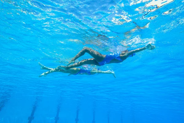 Meninas de natação sincronizadas — Fotografia de Stock