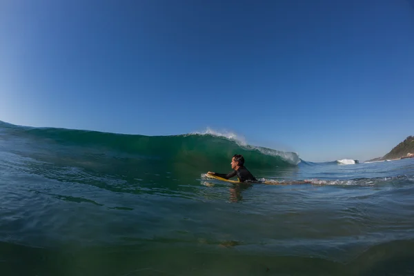 Surfing ciała granicy fala wody — Zdjęcie stockowe