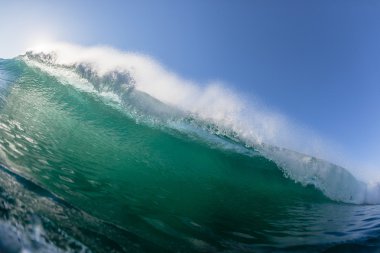 içi boş dalga okyanus su içinde