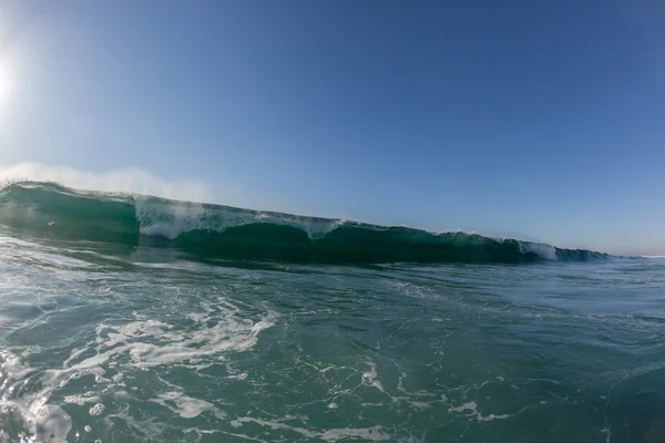 Волновая вода в океанской впадине — стоковое фото