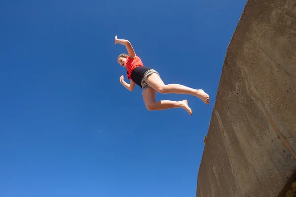 Dziewczyna skoki niebieski niebo parkour — Zdjęcie stockowe