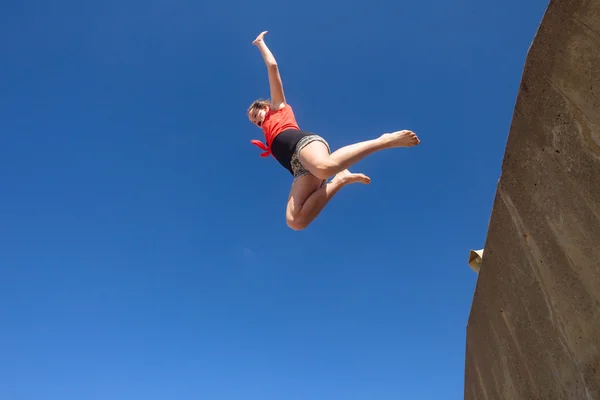 Dziewczyna skoki niebieski niebo parkour — Zdjęcie stockowe