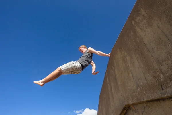 Teenie Junge springt blauer Himmel Parkour — Stockfoto