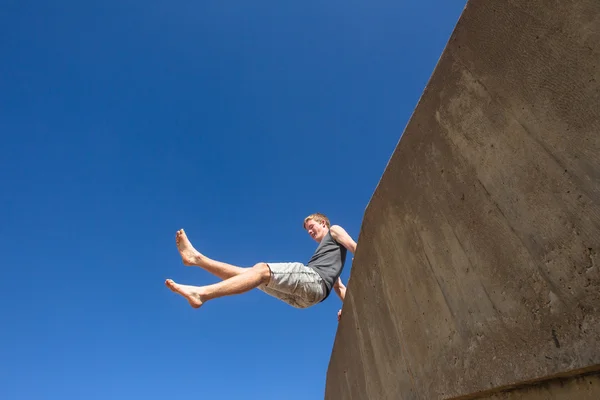 Genç oğlan mavi gökyüzü parkour atlama — Stok fotoğraf