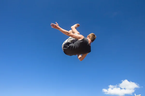 Boy Parkour Springen Purzelbäume blau — Stockfoto