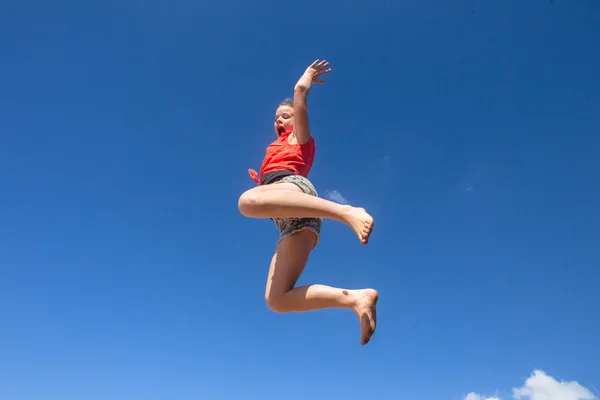 Teen kız mavi gökyüzü parkour atlama — Stok fotoğraf