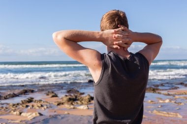 Genç çocuk eller baş Beach