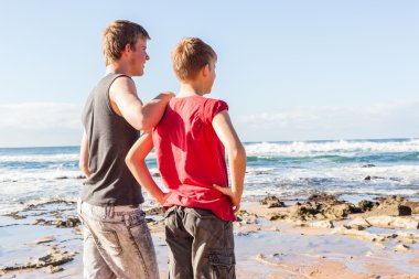 Teen boys beach birlikte