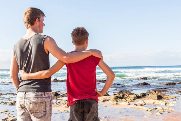 Adolescentes meninos praia juntos — Fotografia de Stock